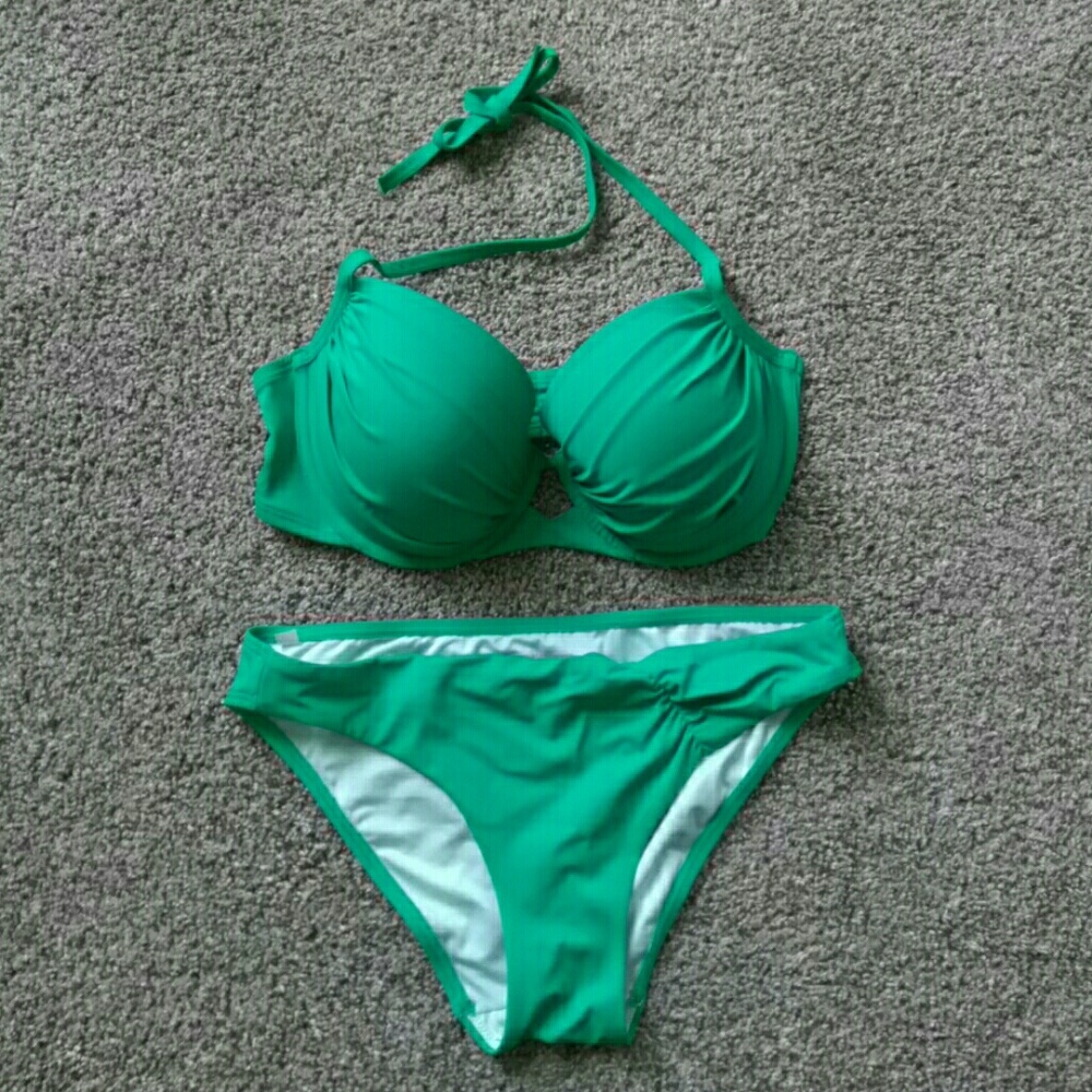 NWOT Victoria's Secret Closeup Halter Bikini 34DD